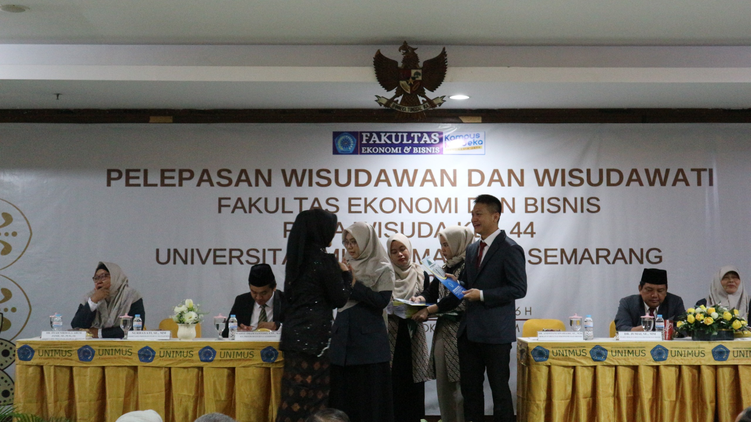 pemberian selamat kaprodi manajemen kepada wisudawan 4