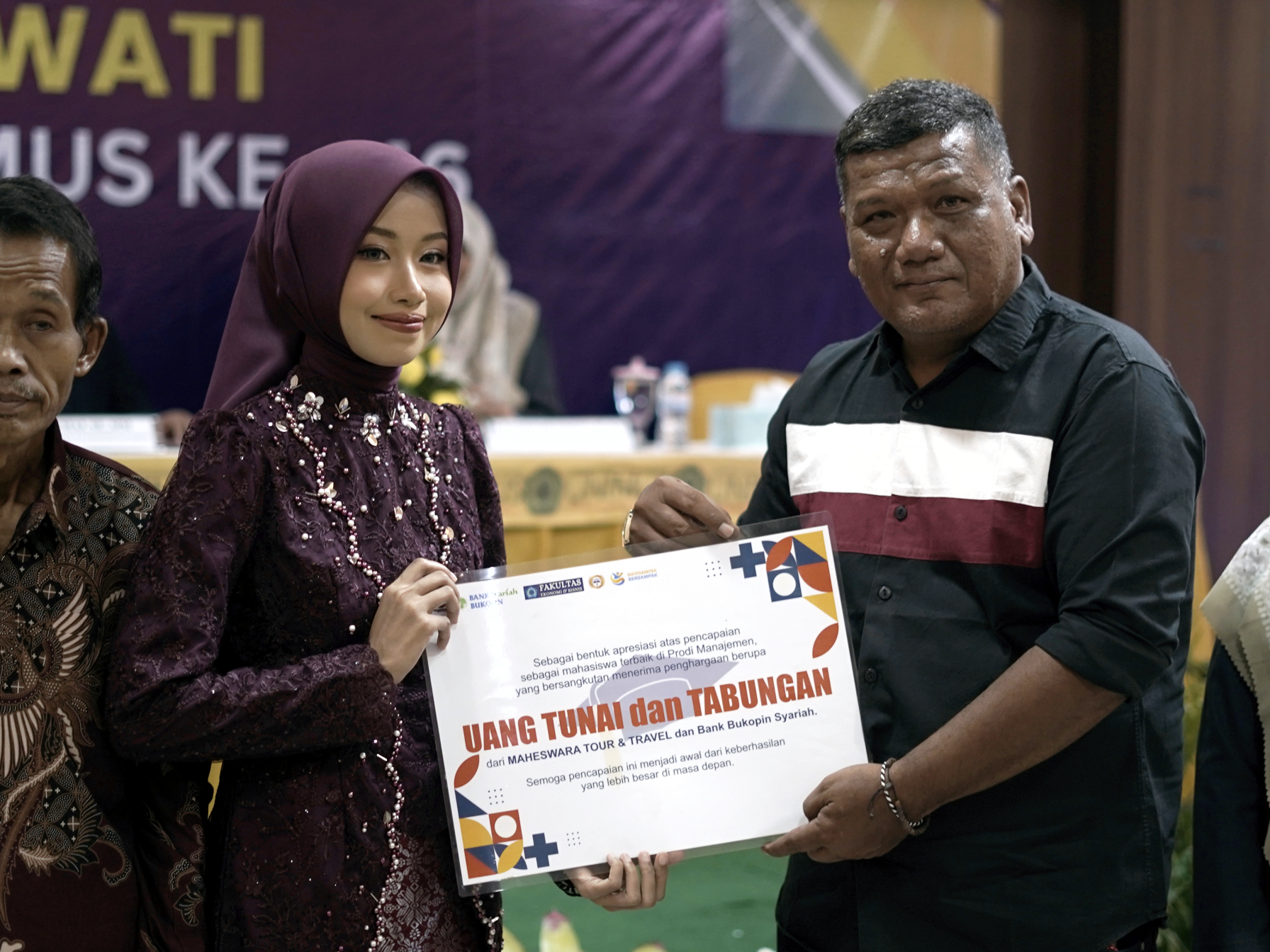 pemberian hadiah oleh sponsor pada wisuda 46