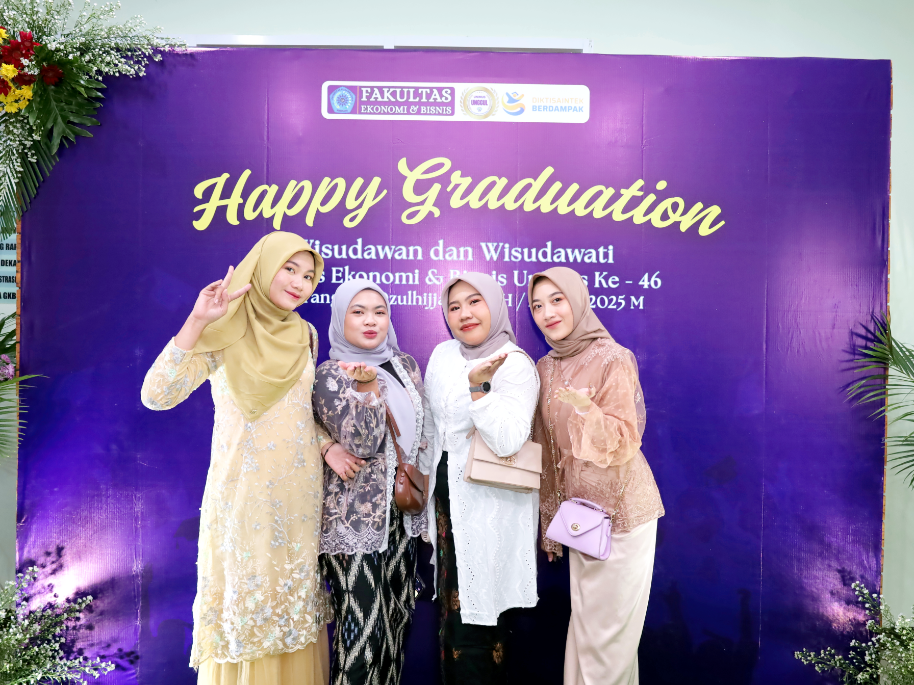 wisudawan manajemen feb unimus