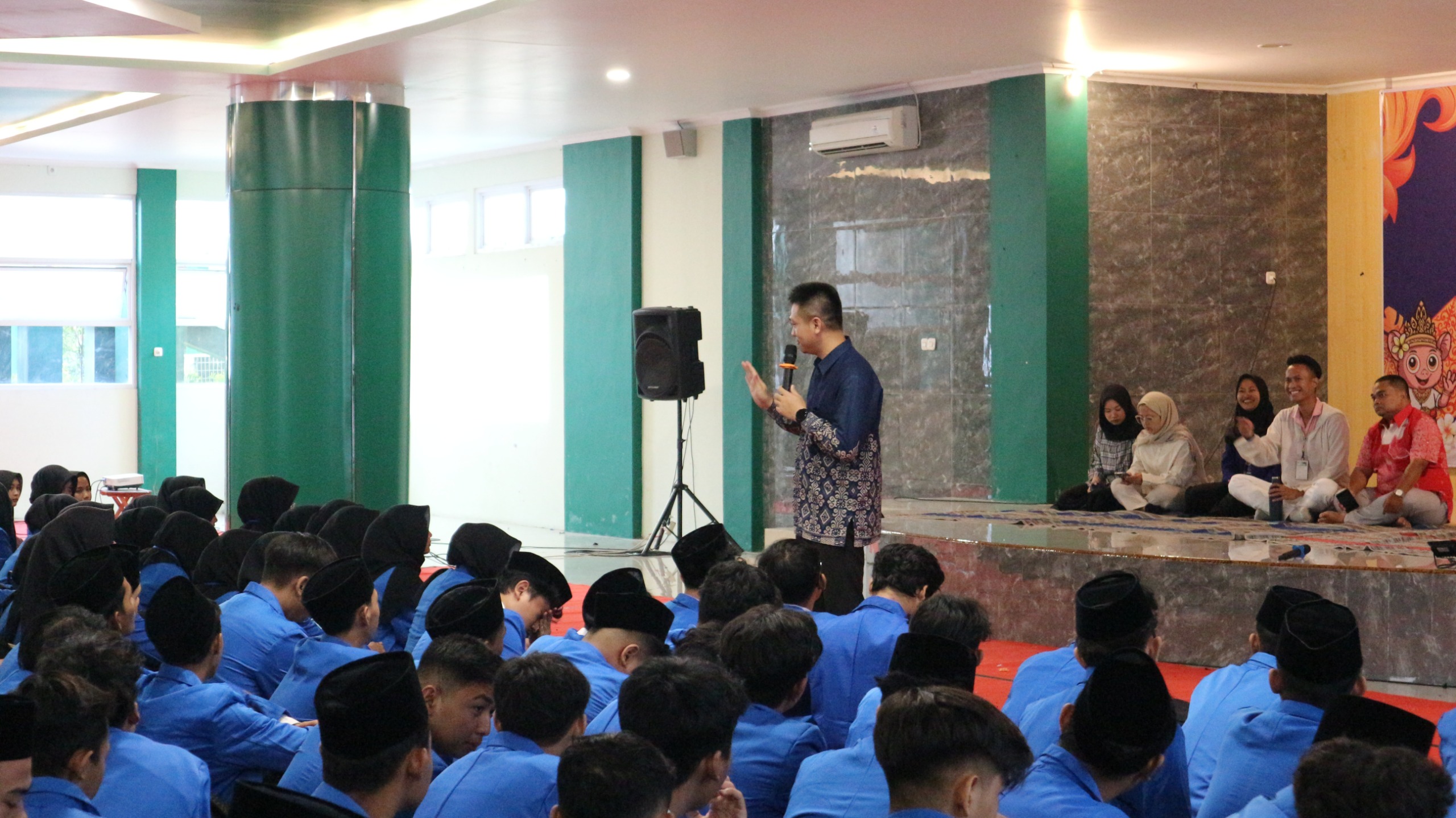 kaprodi manajemen dalam memberikan materi di acara masta 2025-2026